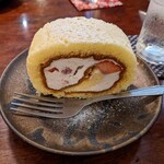千住宿 珈琲物語 - 苺のロールケーキ