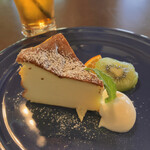 山星 - バスクチーズケーキ(\400)　ルイボスティー（食事代に込）