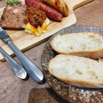 利久のイタリアン CUCINA  - 左：牛タン前菜盛合せ　右：バケット