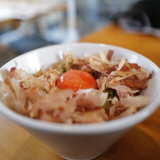 全力のサイドメニュー！一番人気はこだわり鶏松プレミアムTKG