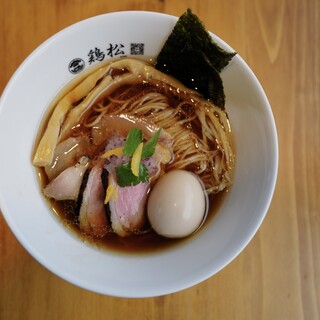 鴨と鶏スープの渾身の一杯！看板メニュー特製淡麗醤油らぁ麺