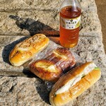 藤乃木ベーカリー - 奥から焼きそば、マヨパン、サラダ（紅茶は藤ノ木ベーカリーで売っていません）