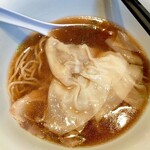 支那そばや 本店 - ワンタンが大きい！