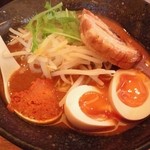 辛麺 真空 - 炒りチャーシュとたまごのせの山