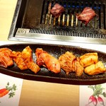 肉匠こば - 和牛ホルモンMix四種です。写真左側からビチ(牛の第4胃袋)、サンドミノ、黒豚軟骨、牛の大腸・小腸になります(o^^o)