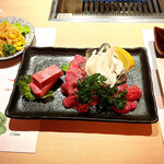 肉匠こば - メニュー名は黒毛和牛タン三兄弟です(o^^o)内容は写真左側からタンもと、タンなか、タンカルビになります。