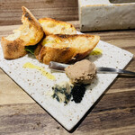 焼鳥エナミ - バゲットは中津で人気のパン屋さんのもの。美味しい♡