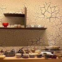 日本焼肉はせ川 別亭 銀座店 - 重要文化財の修復も手掛ける左官職人 久住有生氏の土壁