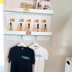 バラッカ・デル・ソーレ - オリジナルグッズも有りました。
      1番上には神戸の｢Sion｣さんのレトルトカレーが!!