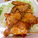 バラッカ・デル・ソーレ - ピリ辛チキン  ハーブバターとセロリが添えられています