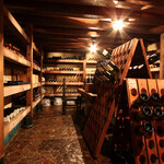 Supein Tei - 厳選したスペイン産ワインが揃う地下ワイン庫