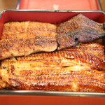 うなぎ お㚙川 - 鰻重特上(3500円)は上が関西風で下が関東風