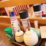 うなぎ お㚙川 - 山椒2種類、岩塩、追いタレ、醤油が用意されてます