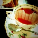 英国ティーハウスMOMO - 食後の紅茶とシフォンケーキ