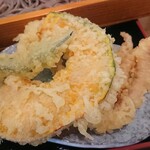 そば処 一庵 - 揚げたての天ぷら。ししとう、かぼちゃ、ゲソ天。