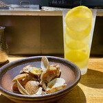 牡蠣・貝料理居酒屋 貝しぐれ - 冷凍レモン酎ハイとお通しのアサリ
