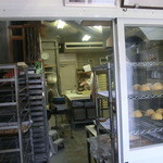 原パン工房 - わずかな販売スペースの奥はすぐ工房