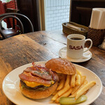 GRILL BURGER CLUB SASA - 『ベーコンチーズバーガー¥1,530』 ※平日ランチは、ソフトドリンク付