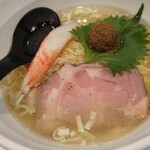 Tenraiken - 2022年6月限定 渡り蟹で出汁をとった潮ラーメン(850円) 一見淡麗系の蟹風味塩ラーメンと思いきや、蟹味噌玉がどんどん濃厚な蟹ラーメンへと変貌させていく