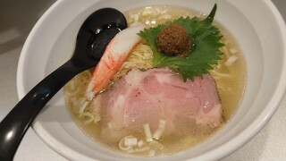 Tenrai ken - 2022年6月限定 渡り蟹で出汁をとった潮ラーメン(850円) 一見淡麗系の蟹風味塩ラーメンと思いきや、蟹味噌玉がどんどん濃厚な蟹ラーメンへと変貌させていく