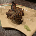 茜坂大沼 - スッポン！！手前の粉山椒がお味を引き立てます！！しこしこぷりぷり な肉質！これから、好きなお肉はスッポンです！って答えちゃうかも？