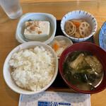 お食事 久呂喜 - メイン料理とは別にトレーで提供。こちらは定食のデフォでしょうか。蓮根と筍の煮物旨し