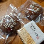 Chateraise - 黒糖饅頭￥97  餅入り最中￥162