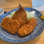 お食事 久呂喜 - 左からハムカツ、アジフライ、イカフライ。奥にキャベ千。マヨネーズとカラシはありがたい！