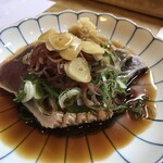 楽座 - かつおたたき・￥690。脂が少ない「初」が好き。