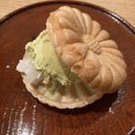 茜坂大沼 - デザートは、蕗のとうのアイス最中！！蕗のとうがミルキーなアイスに良く合います♡トロリとした求肥がまた美味い！！