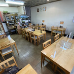 お食事 久呂喜 - 店内。口開け客につき1番手前の角席から