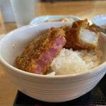 お食事 久呂喜 - ひと口パクリ後のハムカツとイカフライ