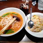 上海華龍 - 【2022.6.6(月)】本日の日替わり①(辛みそラーメン&半チャーハン)850円