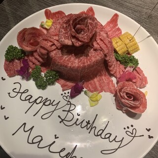 Surprise yourself with a “meat cake” that will brighten up your birthday or anniversary!