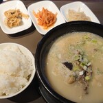 韓国料理ジャンチ村 - サムゲタン（ハーフ）＠¥980