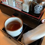 天ぷら楓 - お茶とおしぼり　奥：天ぷら用のお塩など