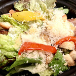 ヴィノテカ・メッシーナ - どっさり粉チーズは野菜が見えなくなってしまう程