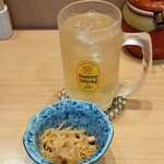 とんかつ とお山 - イナズマハイボール（400円）小鉢は切干大根