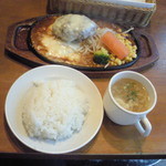 からだ想いの肉ダイニング 鉄重 - ハンバーグチーズフォンデュソース（980円）