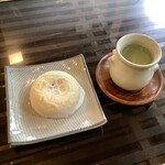 小野筑紫堂 - 梅ヶ枝餅(130円/税込)。冷たいお茶のサービスが嬉しい♪