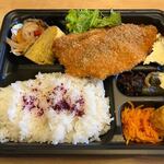 ゜F::Concept Deli - 選んだお弁当はアジフライ弁当１０５０円。