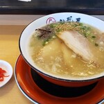 麺笑 八武屋 - 豚骨ラーメンにチャーシュートッピングと紅生姜。