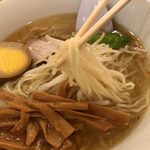 香湯ラーメン ちょろり - 麵を持ち上げ