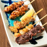 炭火と笑いの台所 とりすけ 難波本店 - 丹波鶏串焼5本盛り