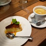 イタリアン & ワイン アドマーニ - プリンの先っちょ食べちゃってるし～