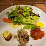 イタリアン & ワイン アドマーニ - 前菜のサラダ、フリッタータ、キノコソテー、ラタトゥイユ