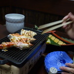 Sapporokanihonke - 焼きタラバ蟹は、仲居さんが目の前で焼いてくれます。