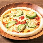 炭火と笑いの台所 とりすけ 難波本店 - 海老とアボカドのピザ