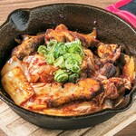 炭火と笑いの台所 とりすけ 難波本店 - とりキムチ炒め