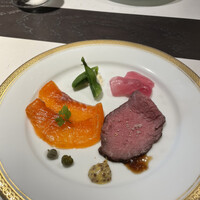 洋食 つばき - 前菜のサーモンのカルパッチョと飛騨牛ローストビーフ